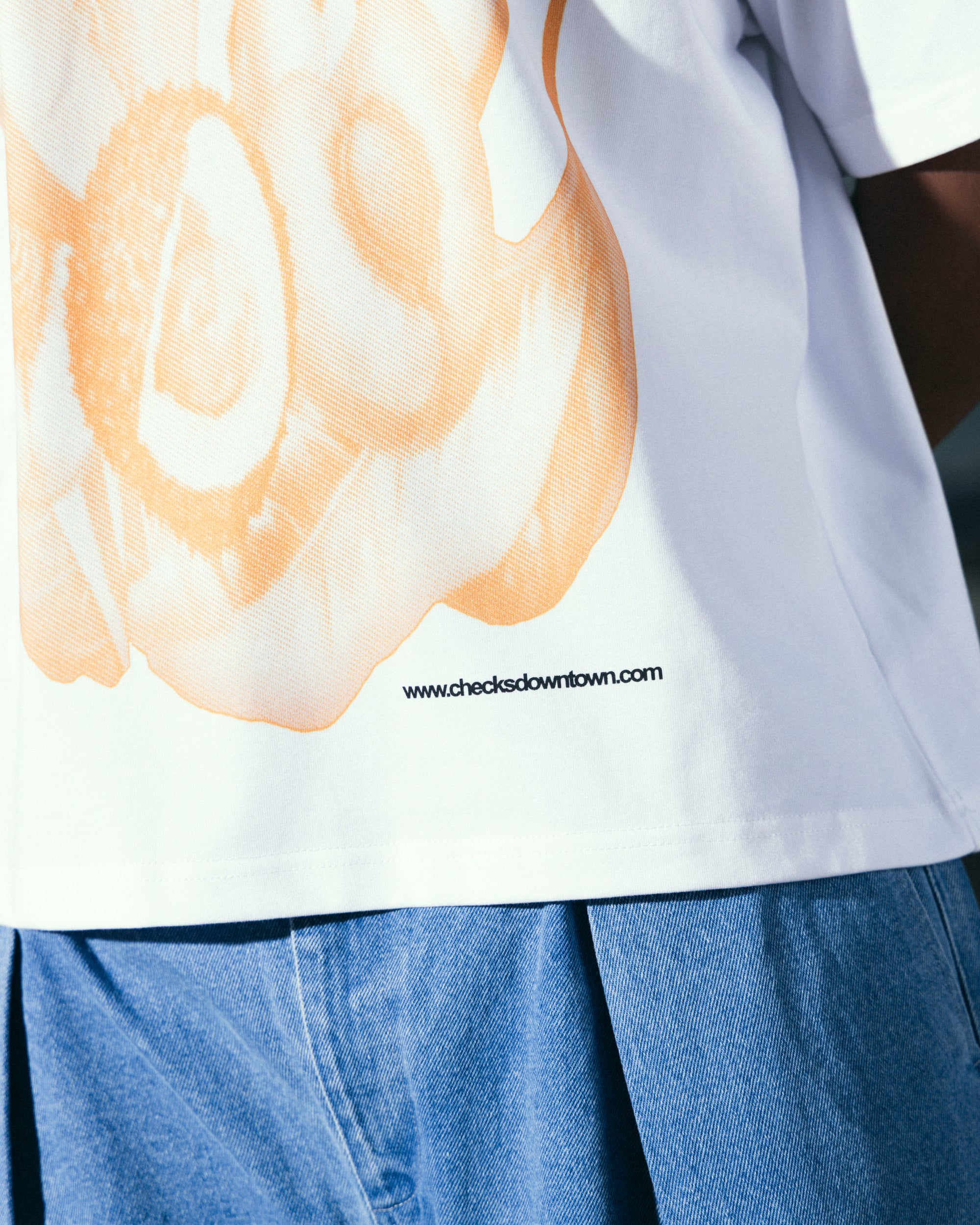 Peachy Tee White | CHECKS DOWNTOWN